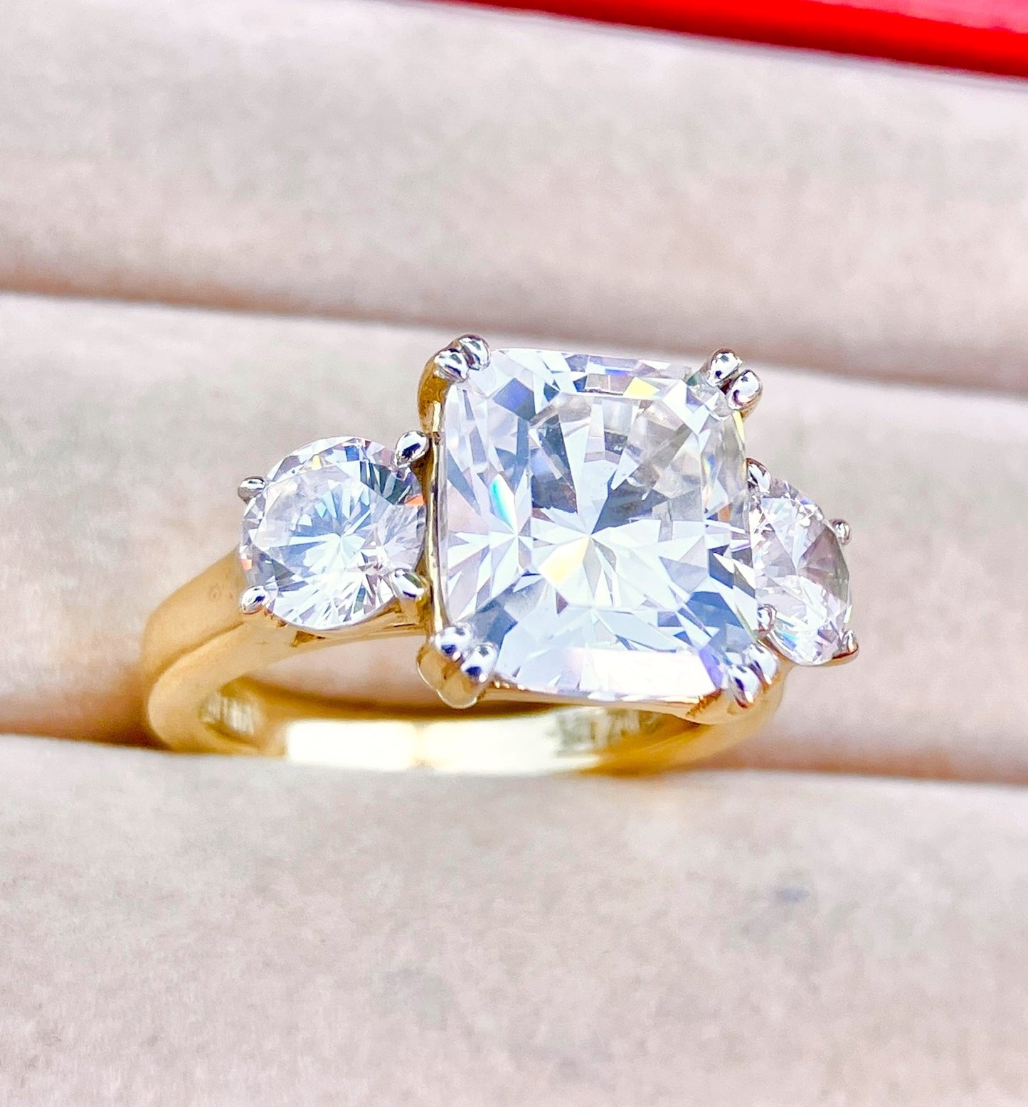 Anillo “Diamante” Talla Redonda y Cojín Chapado en Oro