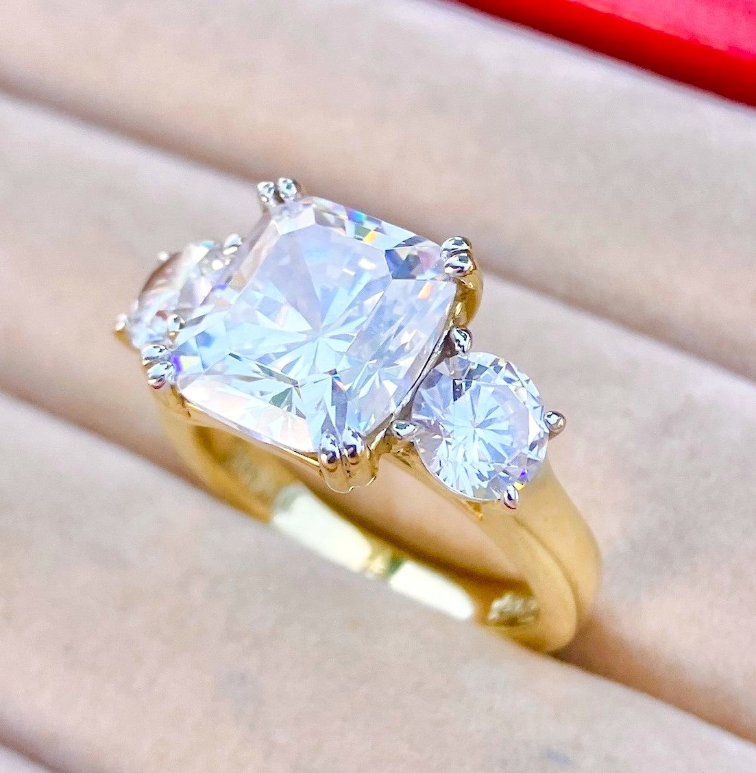 Anillo “Diamante” Talla Redonda y Cojín Chapado en Oro