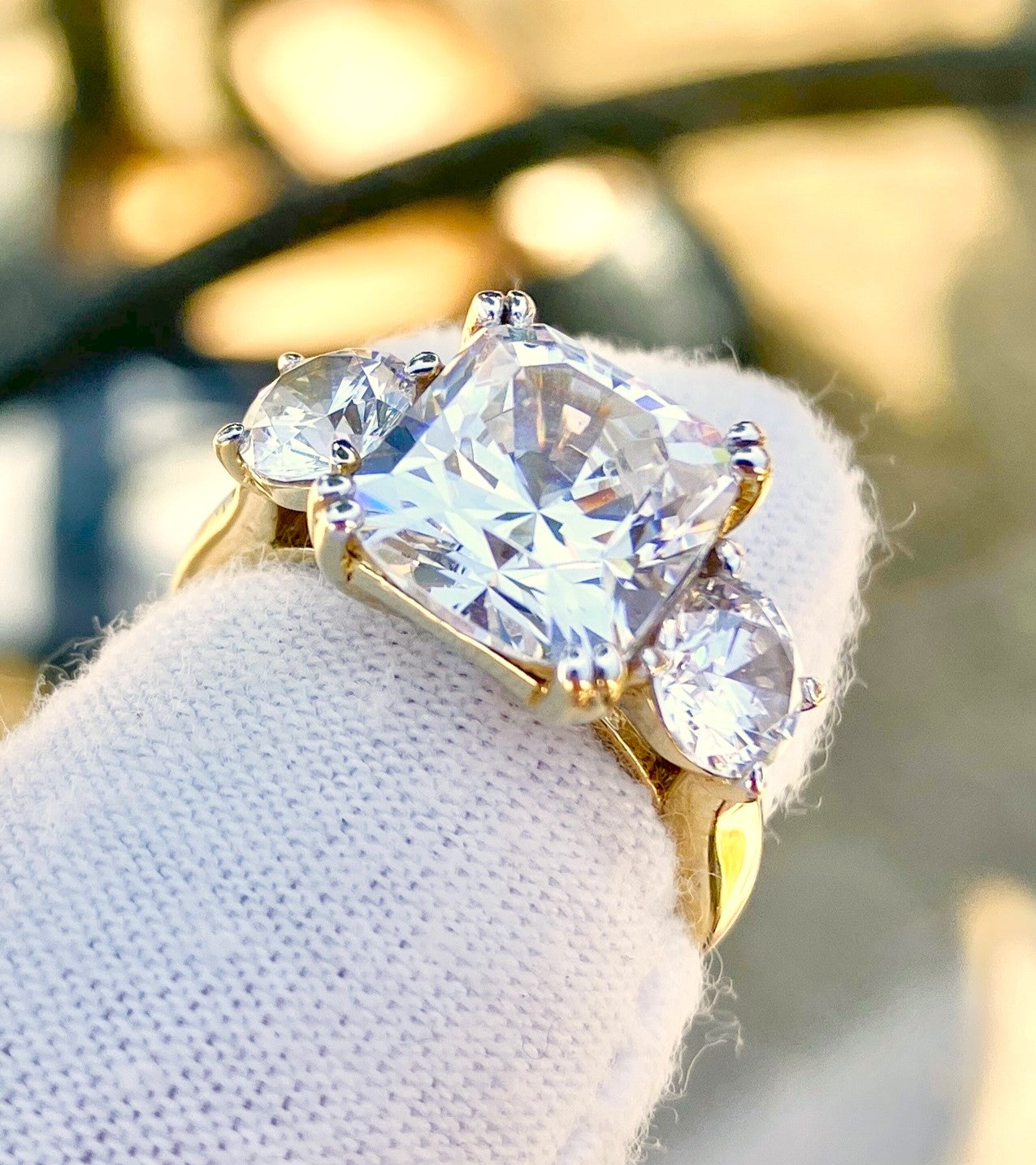 Anillo “Diamante” Talla Redonda y Cojín Chapado en Oro