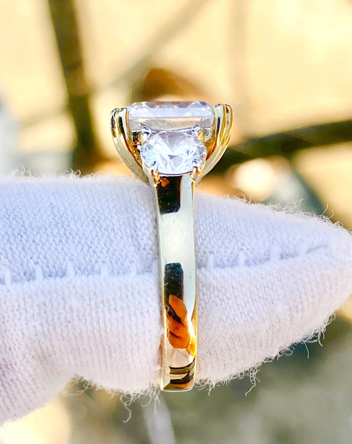 Anillo “Diamante” Talla Redonda y Cojín Chapado en Oro