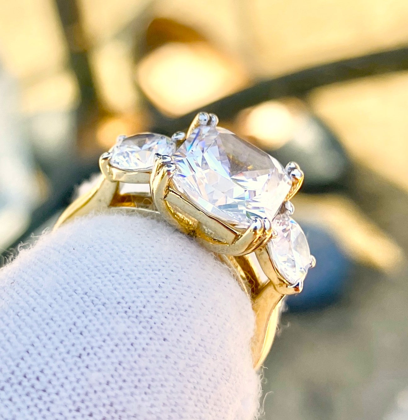 Anillo “Diamante” Talla Redonda y Cojín Chapado en Oro