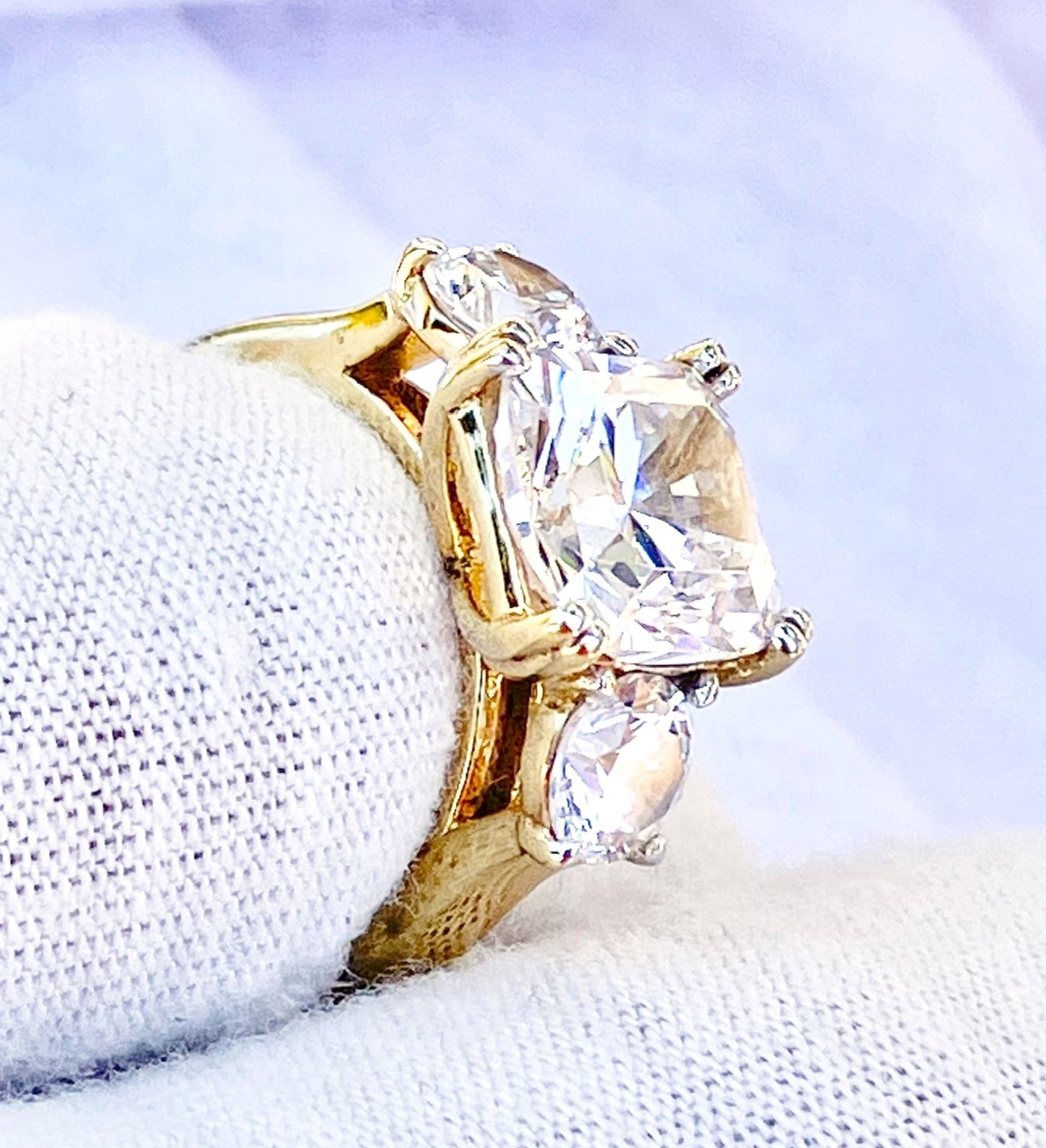 Anillo “Diamante” Talla Redonda y Cojín Chapado en Oro