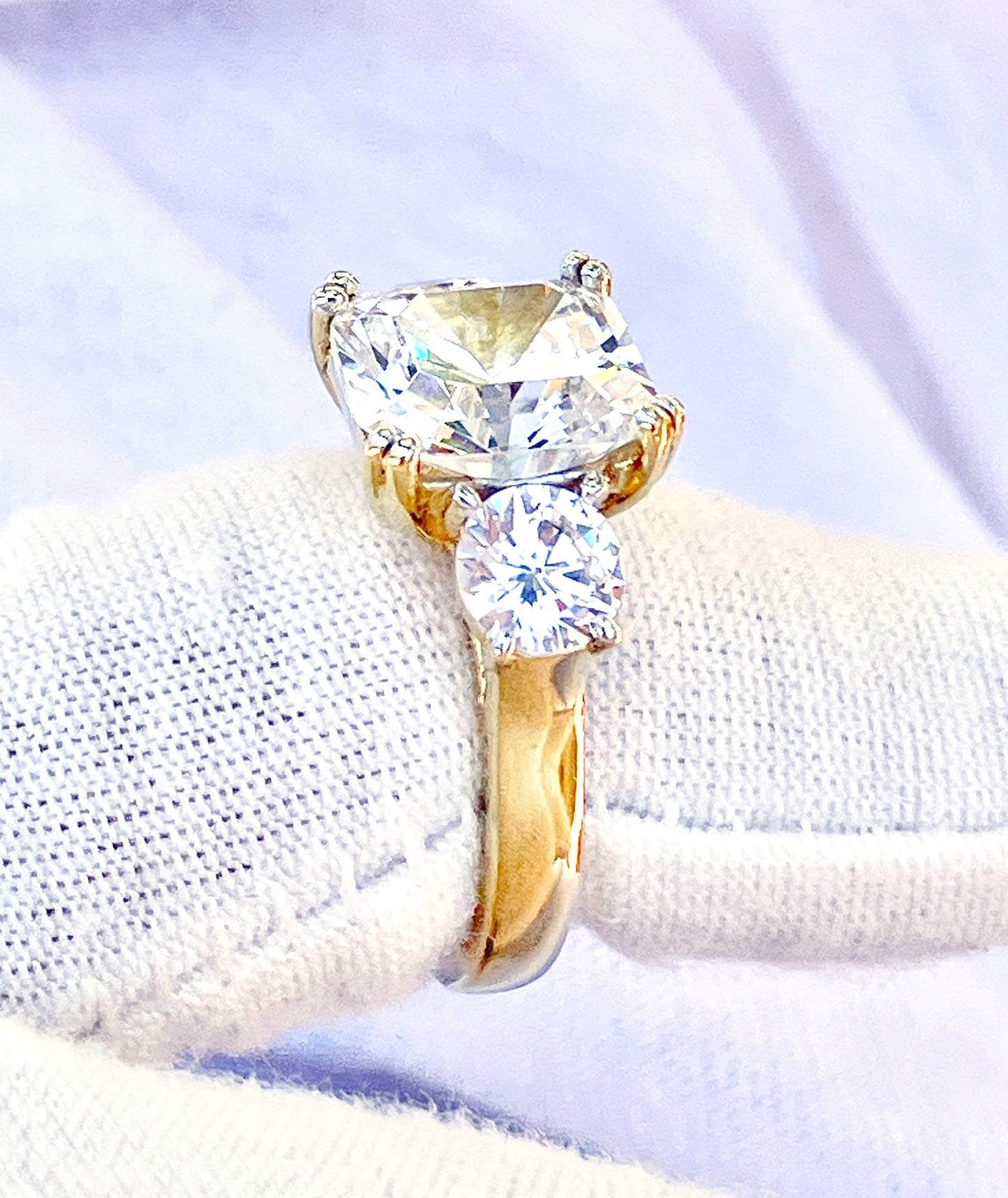 Anillo “Diamante” Talla Redonda y Cojín Chapado en Oro