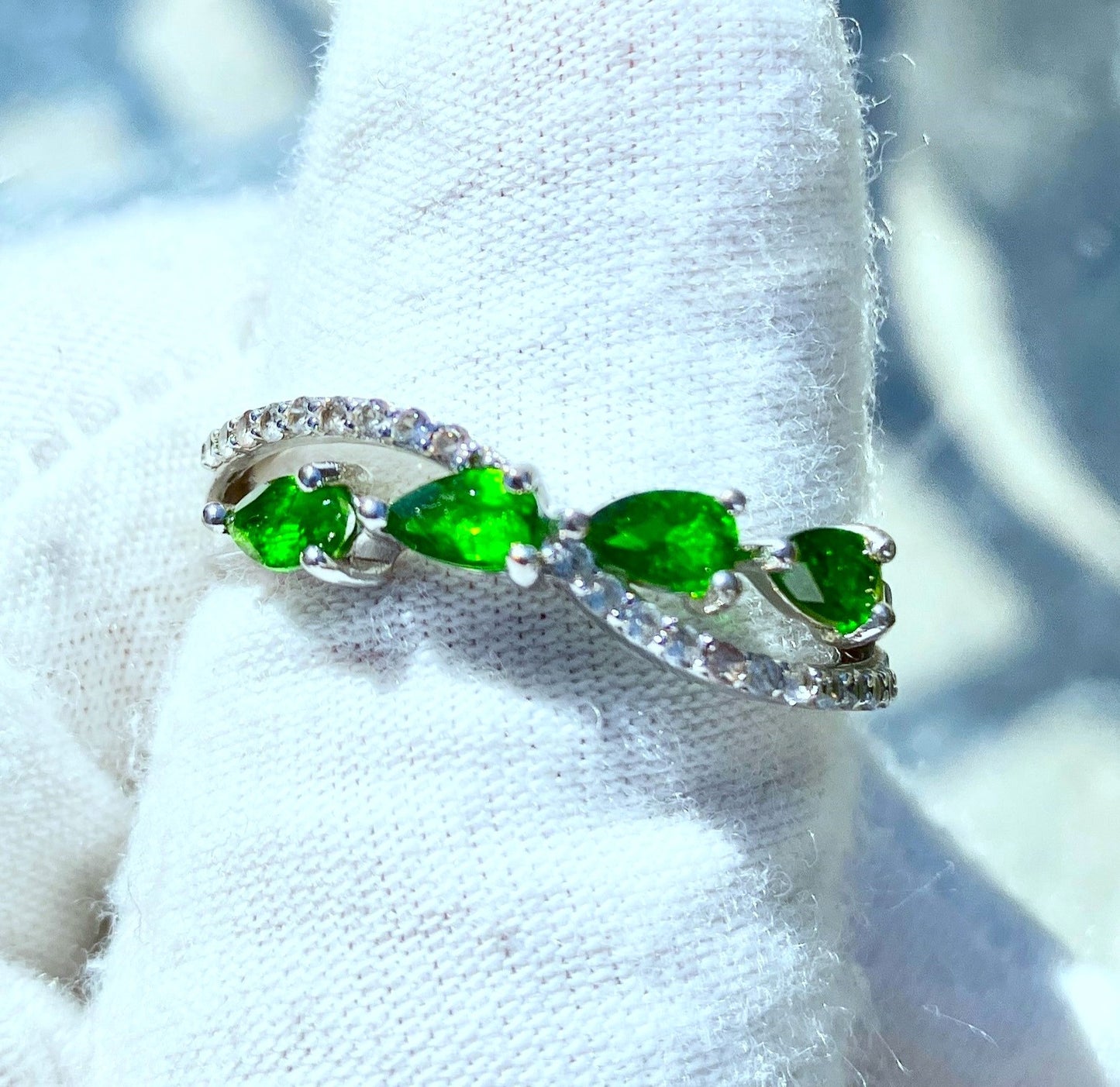 Anillo Circón Verde Talla Pera y “Diamante”