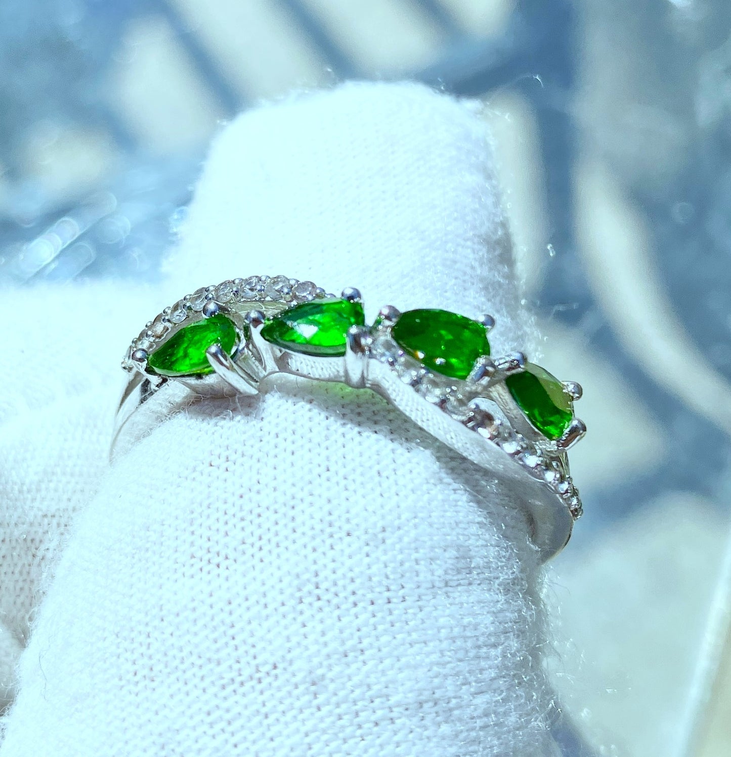 Anillo Circón Verde Talla Pera y “Diamante”