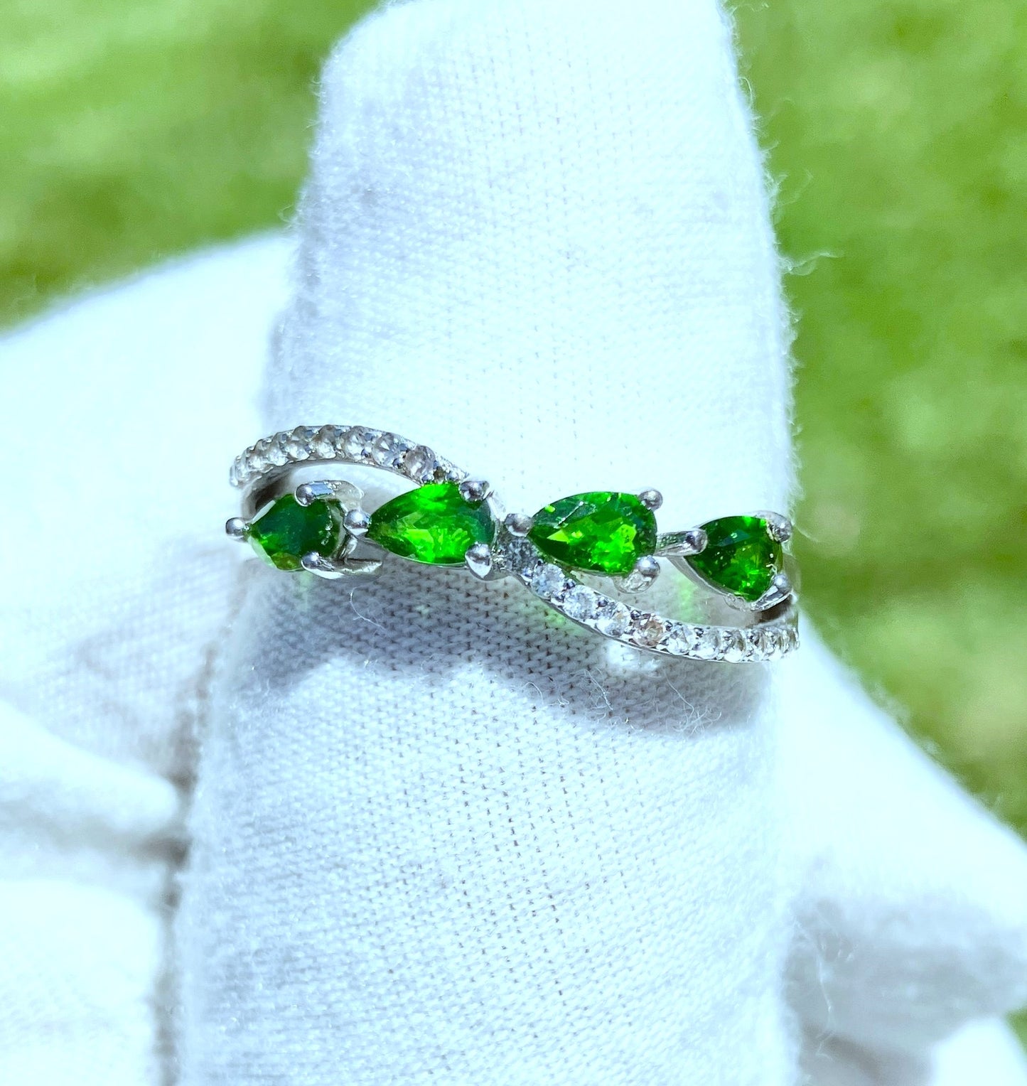 Anillo Circón Verde Talla Pera y “Diamante”