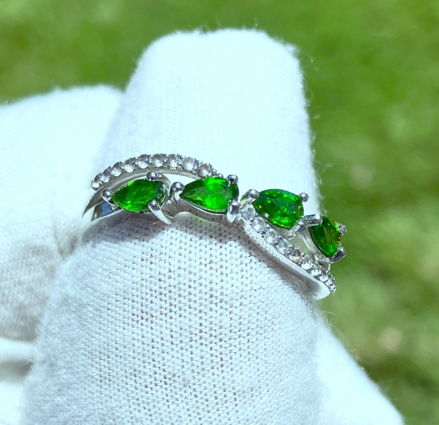 Anillo Circón Verde Talla Pera y “Diamante”