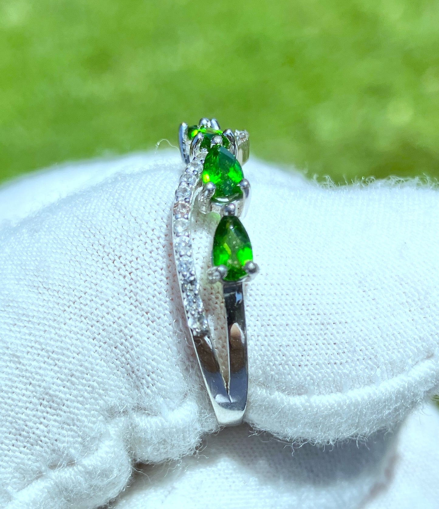 Anillo Circón Verde Talla Pera y “Diamante”