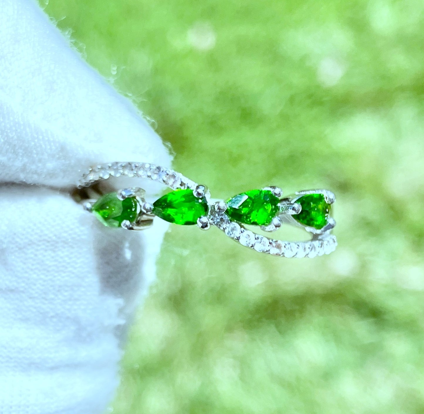 Anillo Circón Verde Talla Pera y “Diamante”