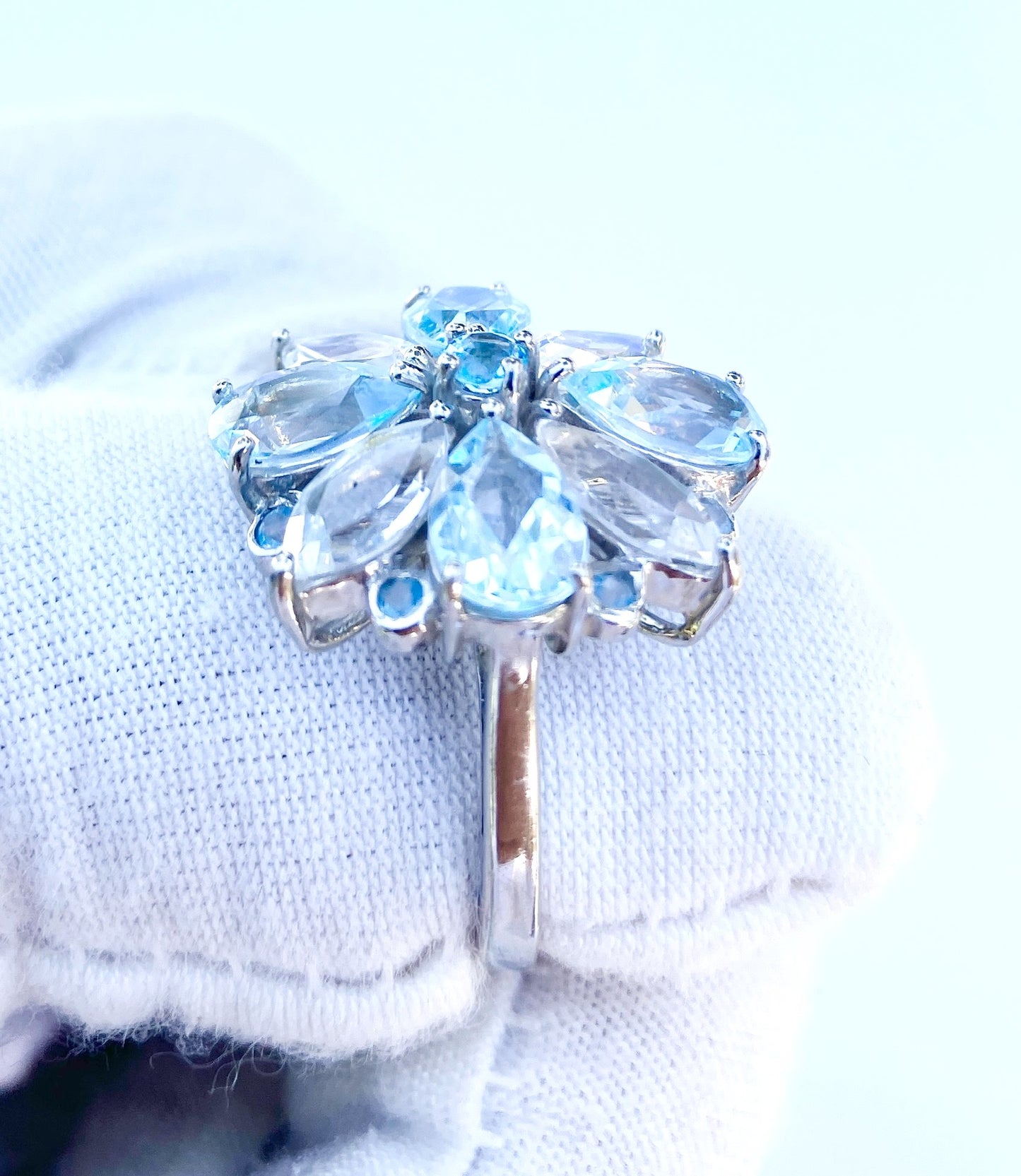 Anillo de topacio azul cielo y hielo glaciar de talla pera y marquesa con detalles de topacio azul cielo