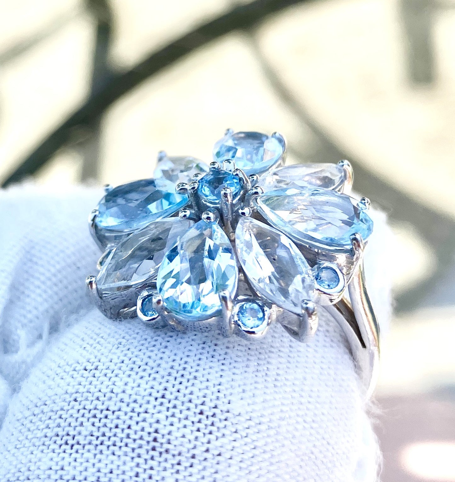 Anillo de topacio azul cielo y hielo glaciar de talla pera y marquesa con detalles de topacio azul cielo
