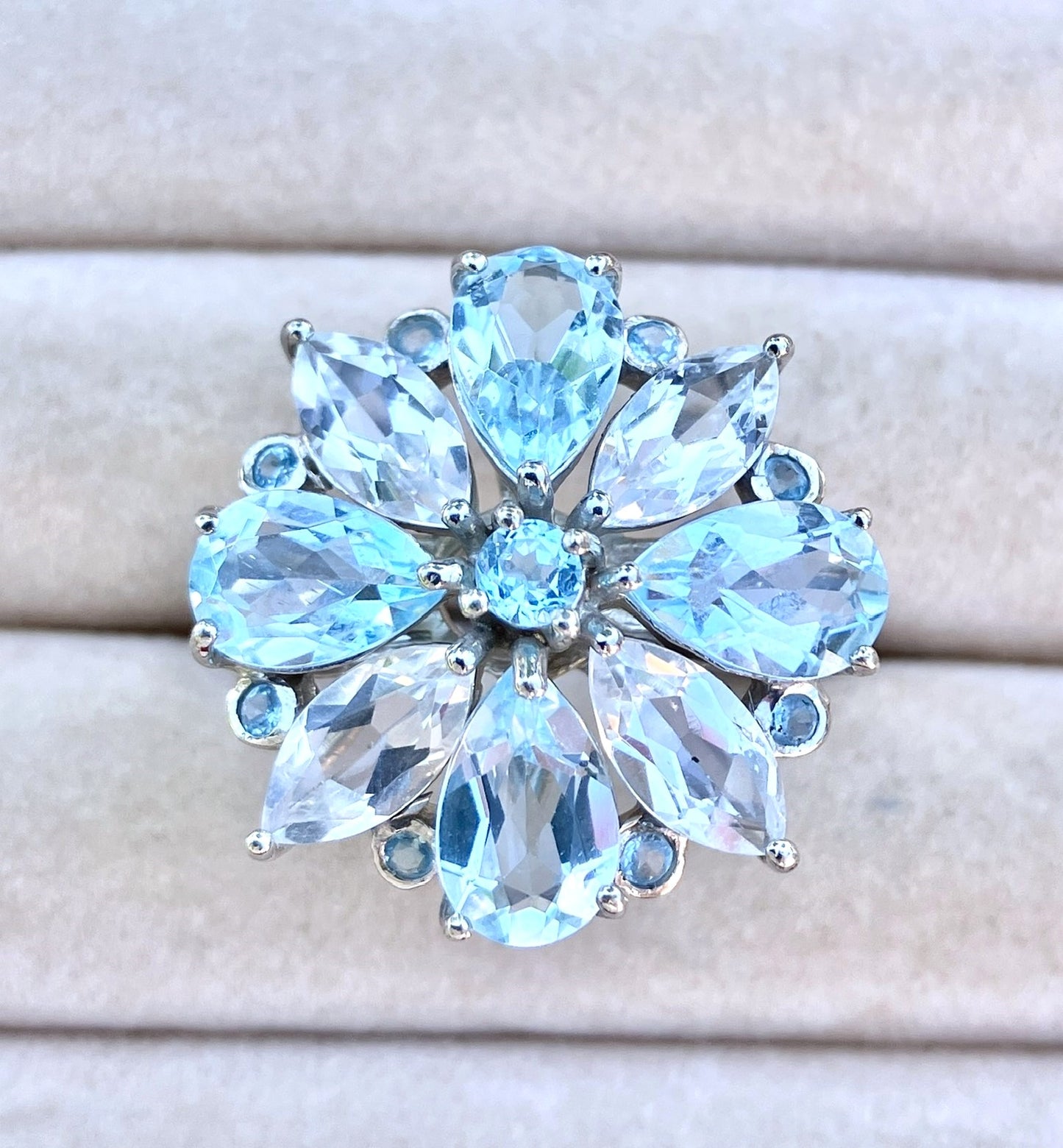 Anillo de topacio azul cielo y hielo glaciar de talla pera y marquesa con detalles de topacio azul cielo