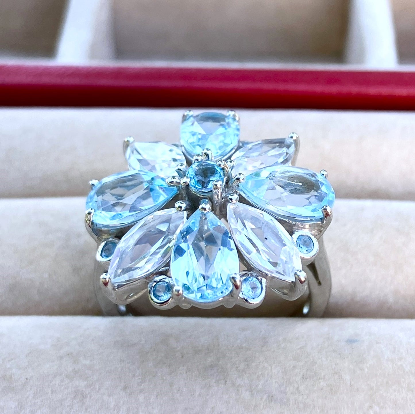 Anillo de topacio azul cielo y hielo glaciar de talla pera y marquesa con detalles de topacio azul cielo