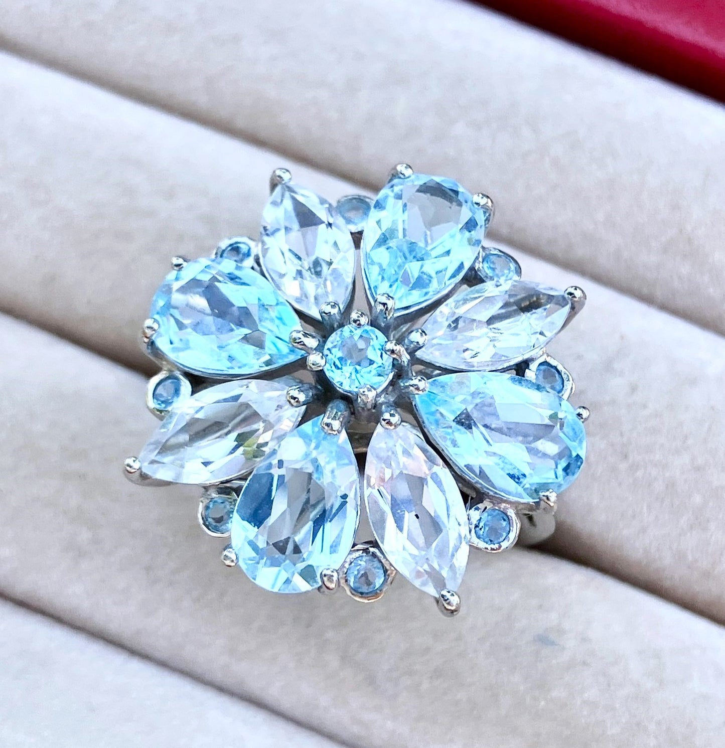 Anillo de topacio azul cielo y hielo glaciar de talla pera y marquesa con detalles de topacio azul cielo