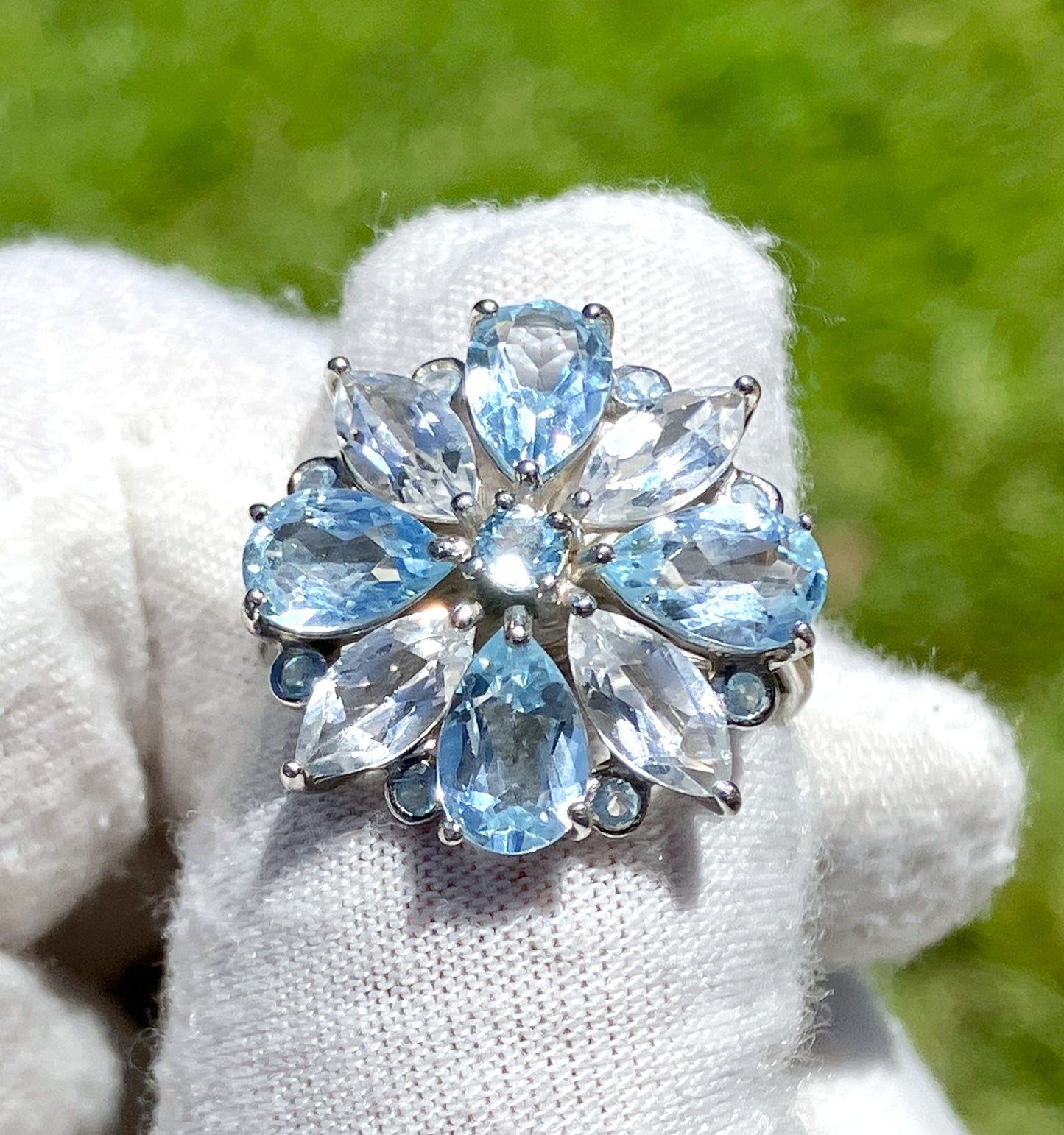Anillo de topacio azul cielo y hielo glaciar de talla pera y marquesa con detalles de topacio azul cielo