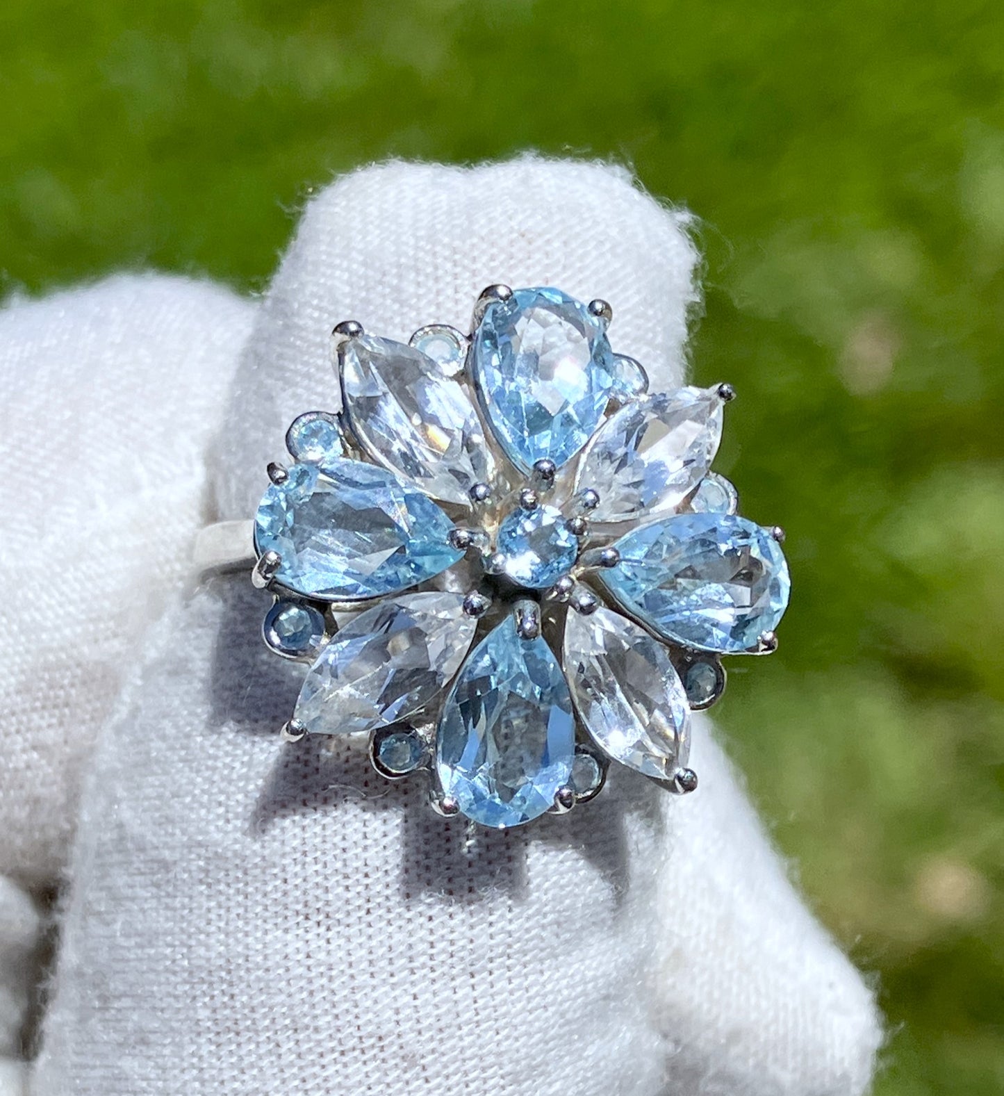 Anillo de topacio azul cielo y hielo glaciar de talla pera y marquesa con detalles de topacio azul cielo