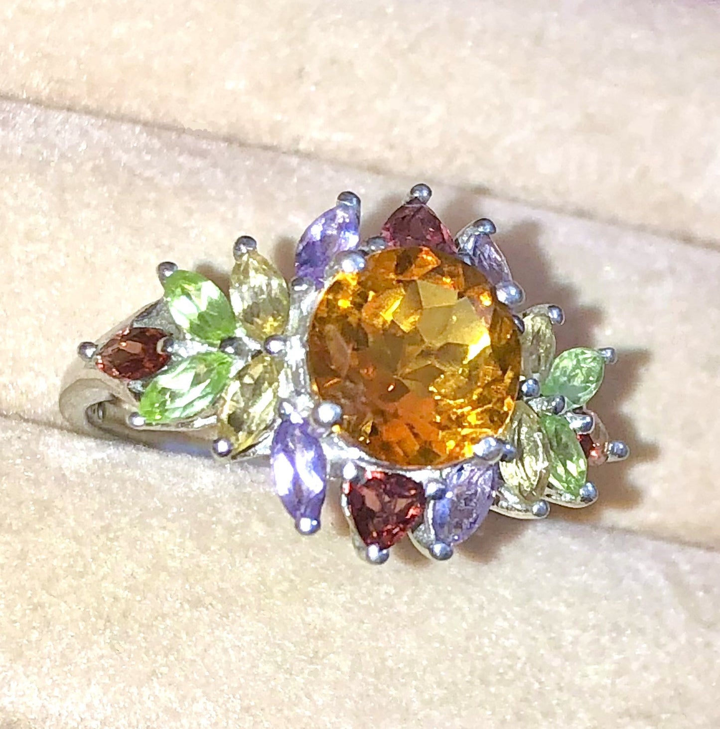 Piedra central de citrino en anillo de corona de citrino, peridoto, amatista y granate