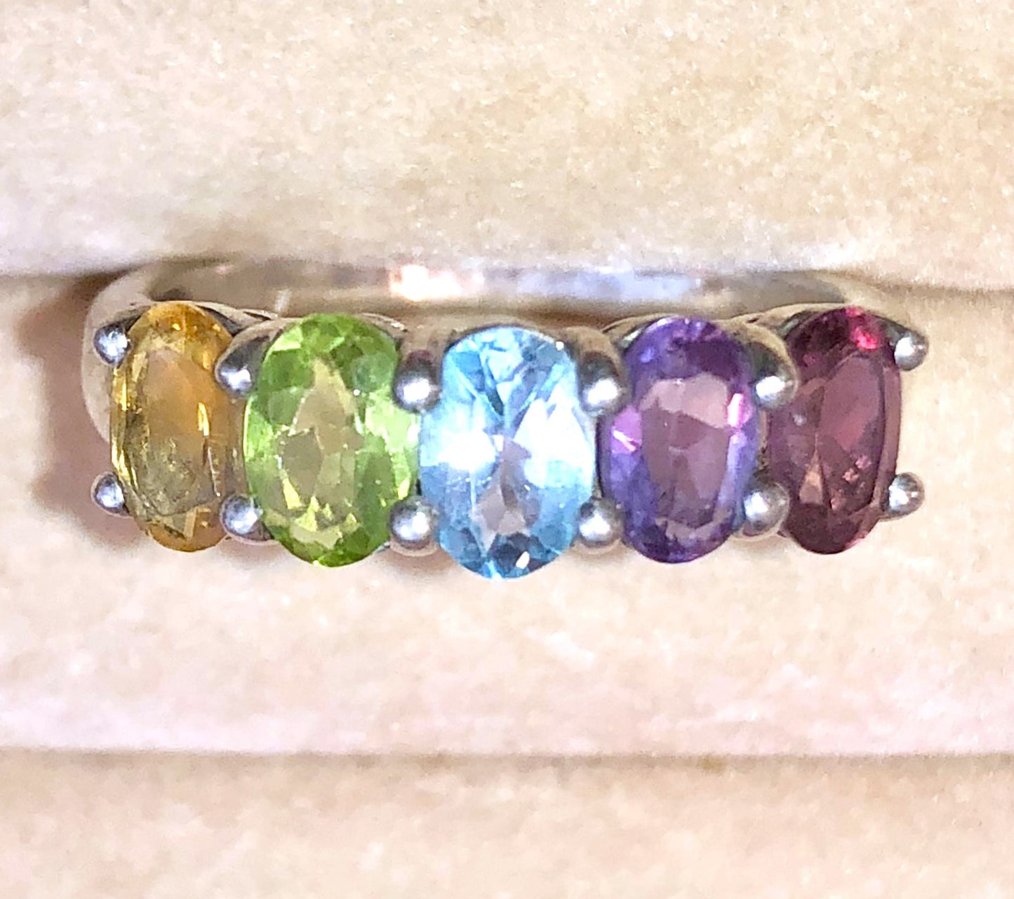 Anillo de granate rodolita, amatista, topacio azul, peridoto y citrino