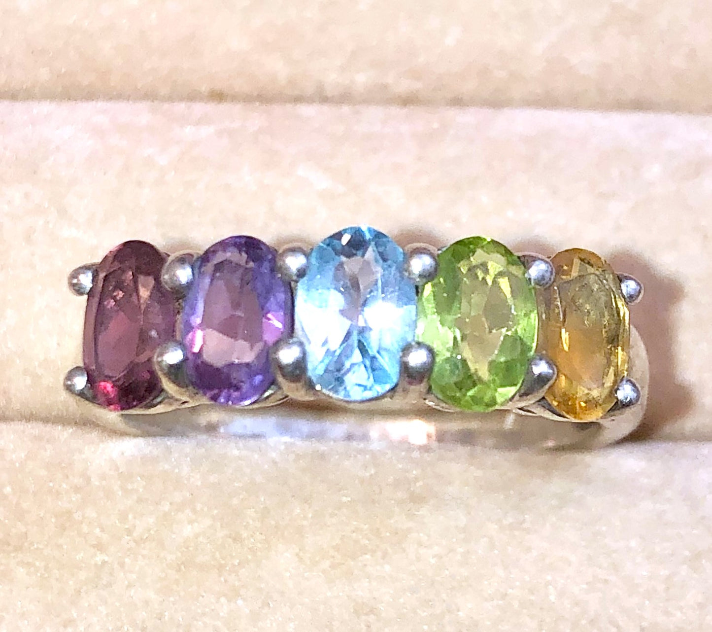 Anillo de granate rodolita, amatista, topacio azul, peridoto y citrino