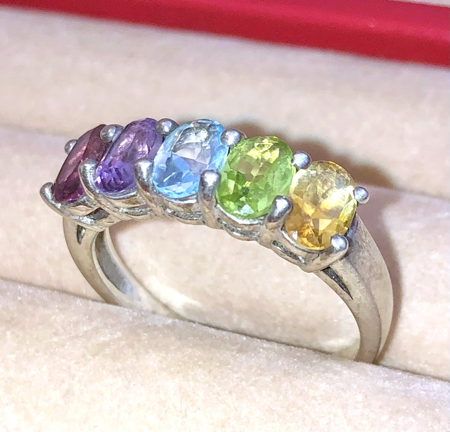 Anillo de granate rodolita, amatista, topacio azul, peridoto y citrino