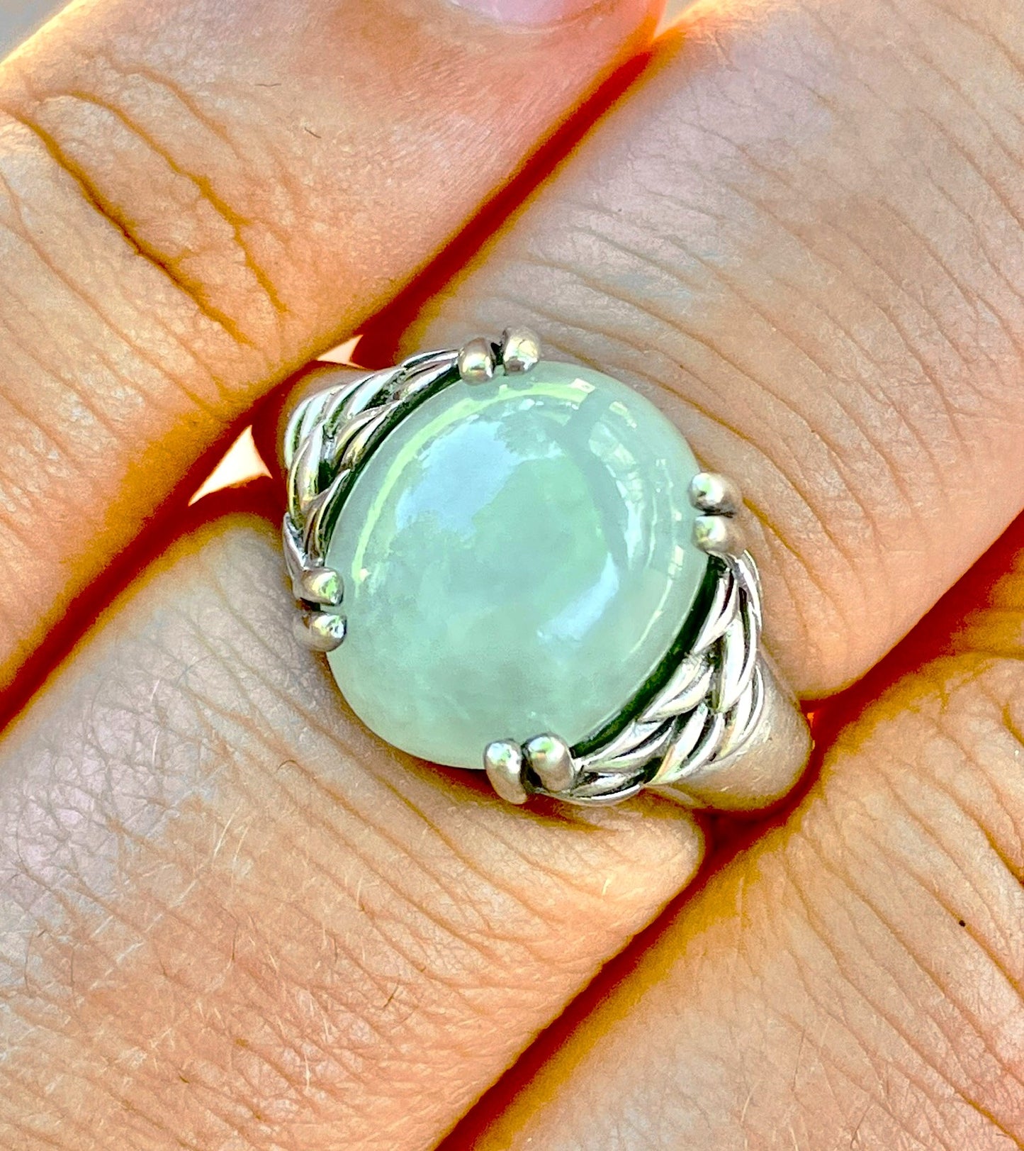 Anillo Cabujón de Jade Verde Suave con Grabados de Hojas