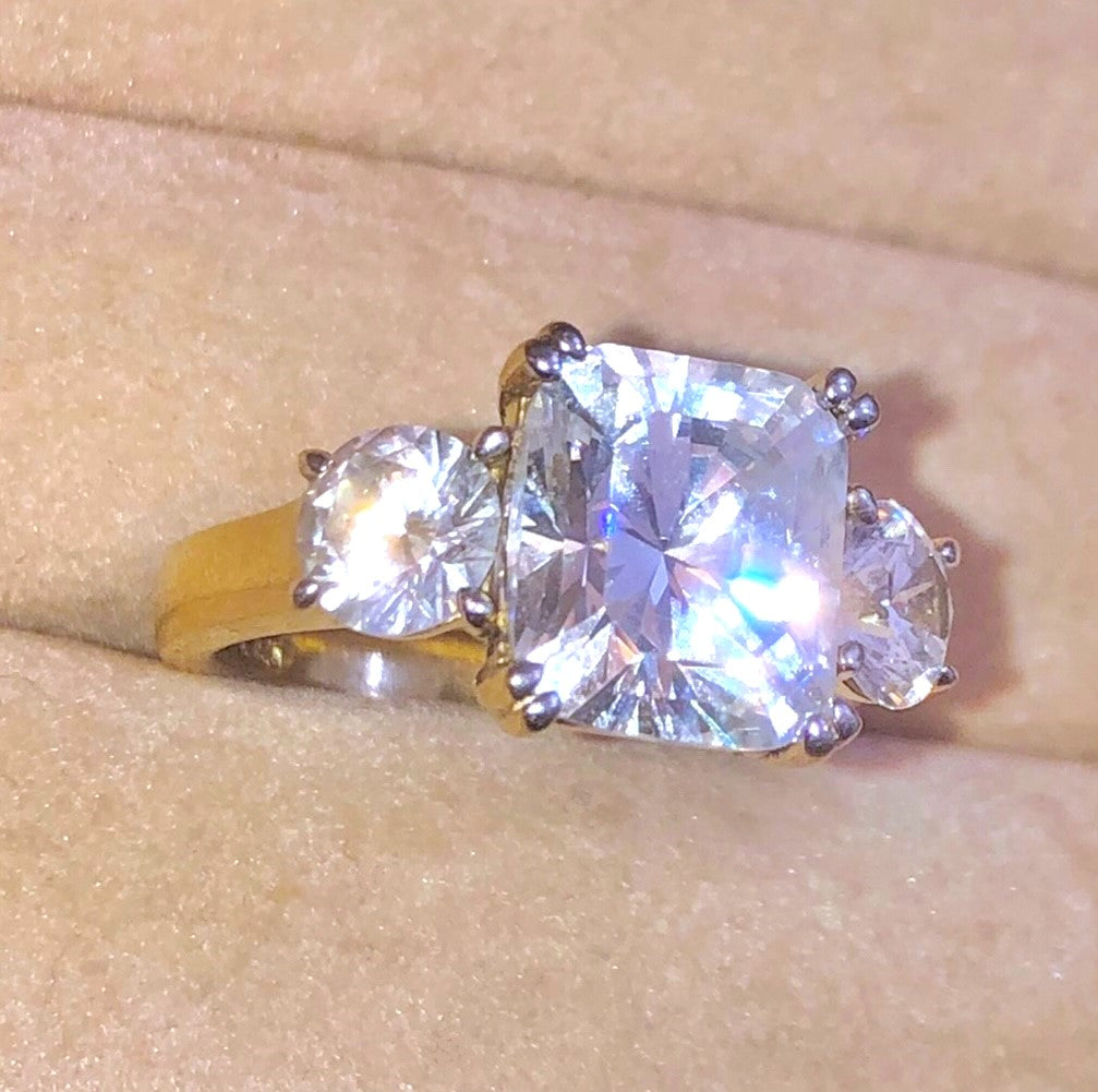 Anillo “Diamante” Talla Redonda y Cojín Chapado en Oro