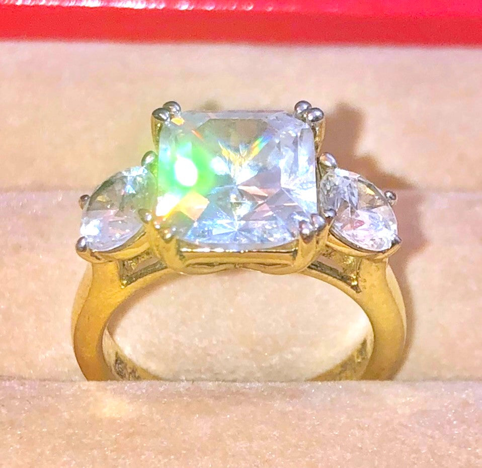 Anillo “Diamante” Talla Redonda y Cojín Chapado en Oro