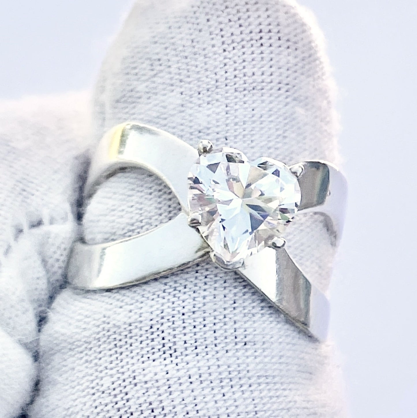 Corazón "Diamante" en anillo de banda entrecruzada