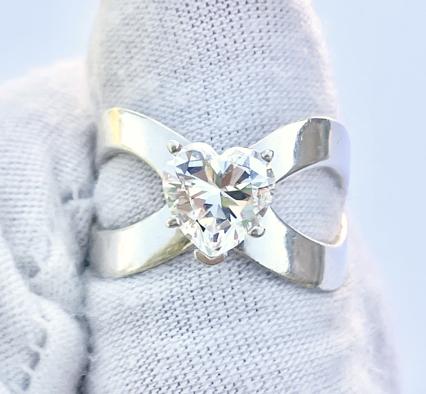 Corazón "Diamante" en anillo de banda entrecruzada