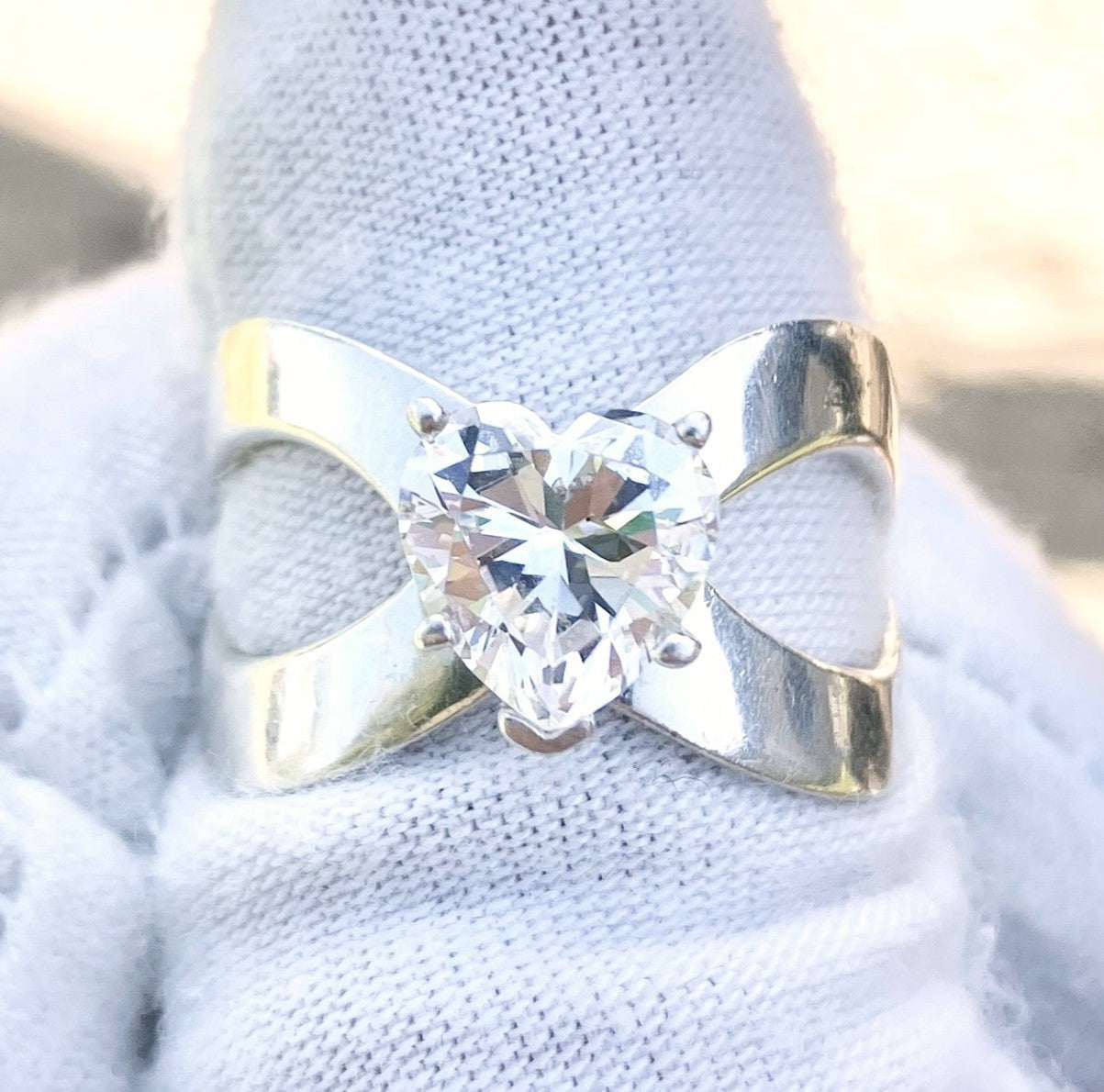 Corazón "Diamante" en anillo de banda entrecruzada