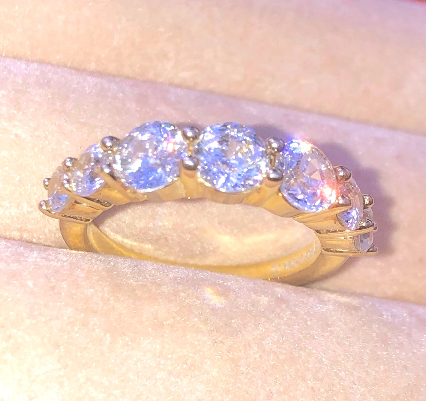 Anillo "Diamante" de 7 piedras chapado en oro