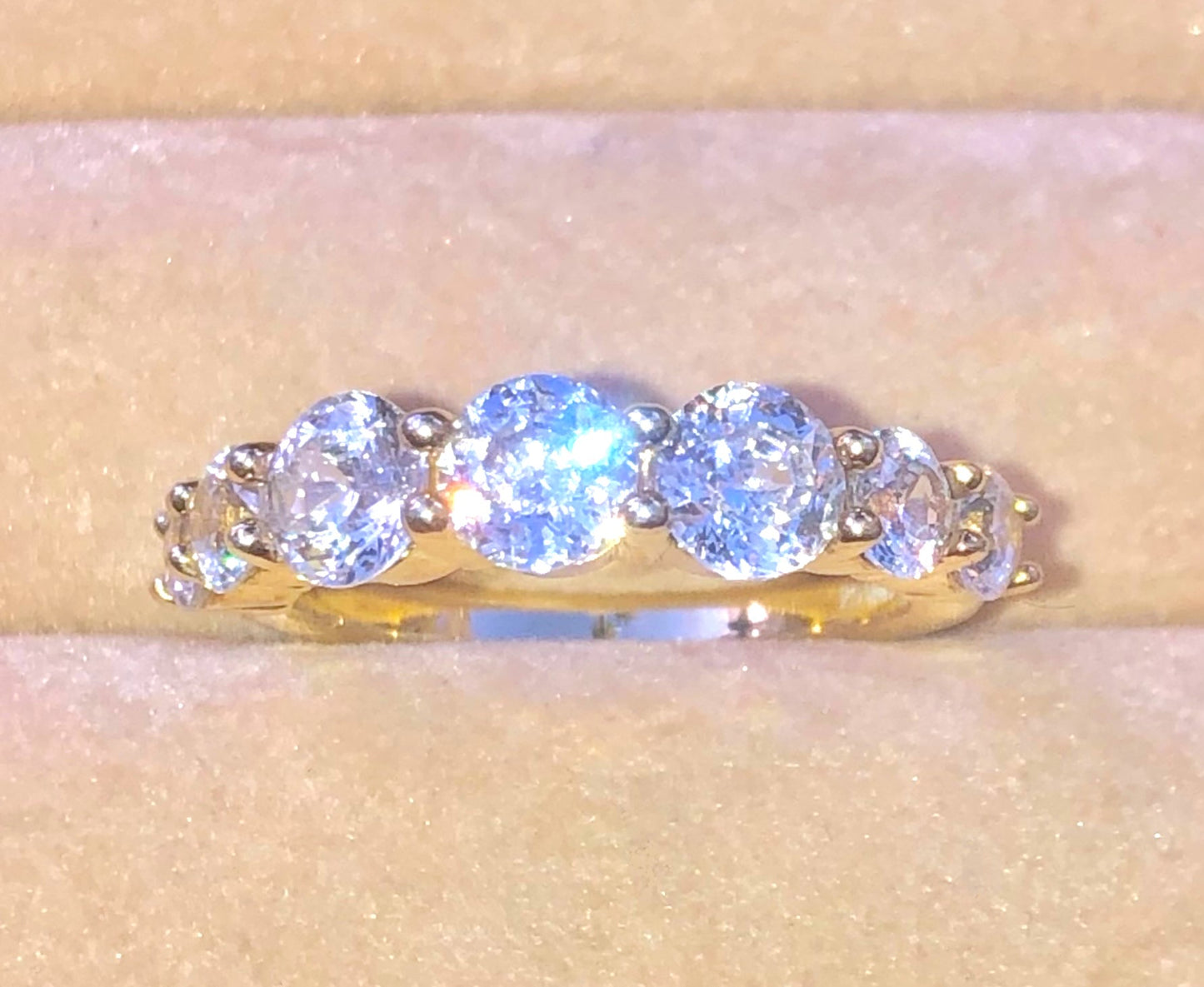 Anillo "Diamante" de 7 piedras chapado en oro