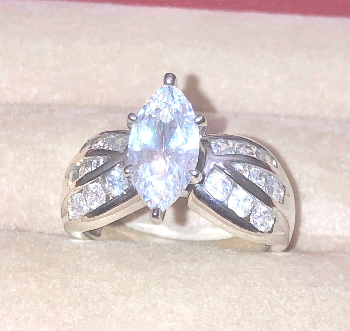 Marquesa "Diamante" en anillo de engaste de canal "Diamante" de conicidad invertida