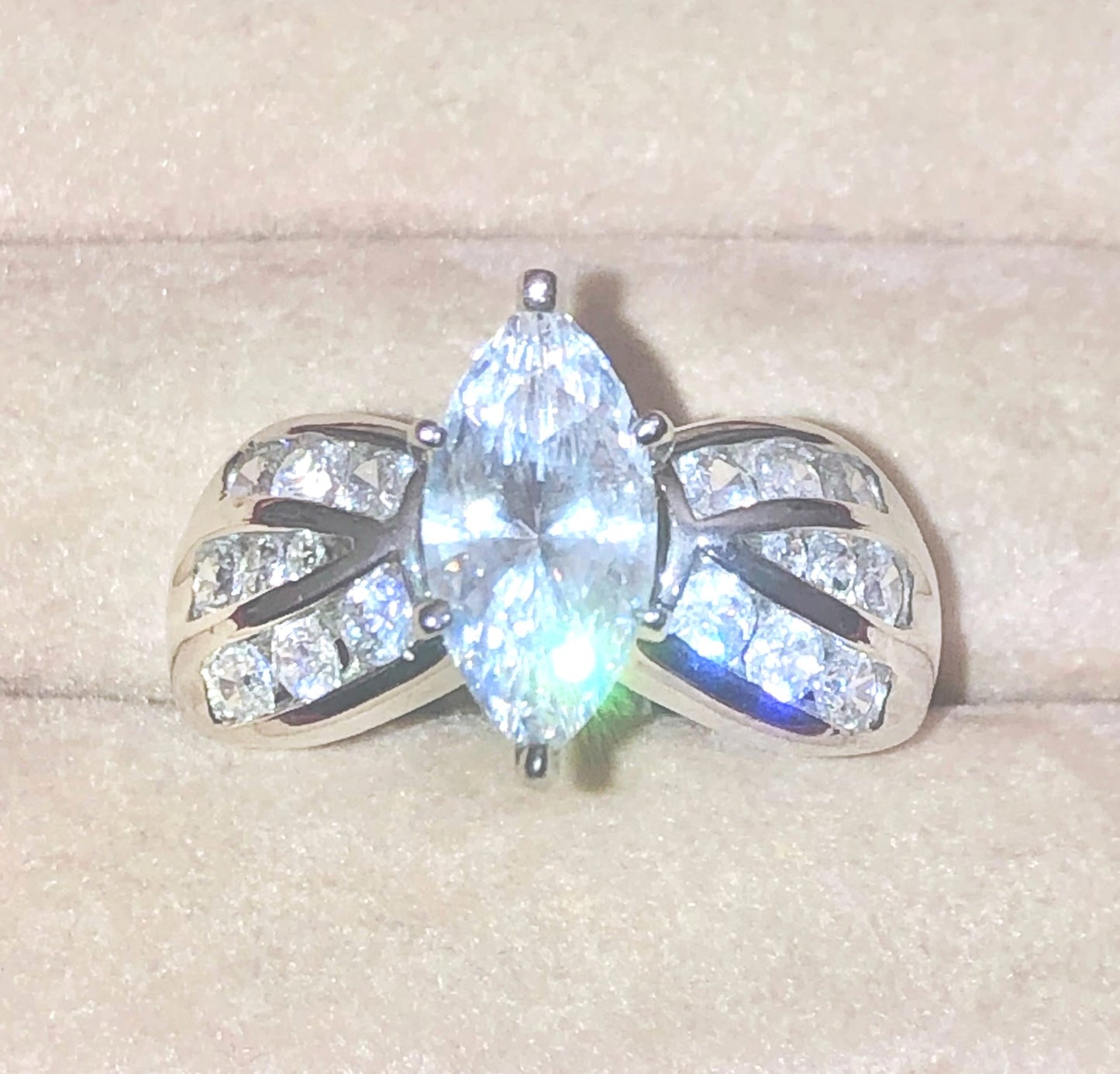 Marquesa "Diamante" en anillo de engaste de canal "Diamante" de conicidad invertida