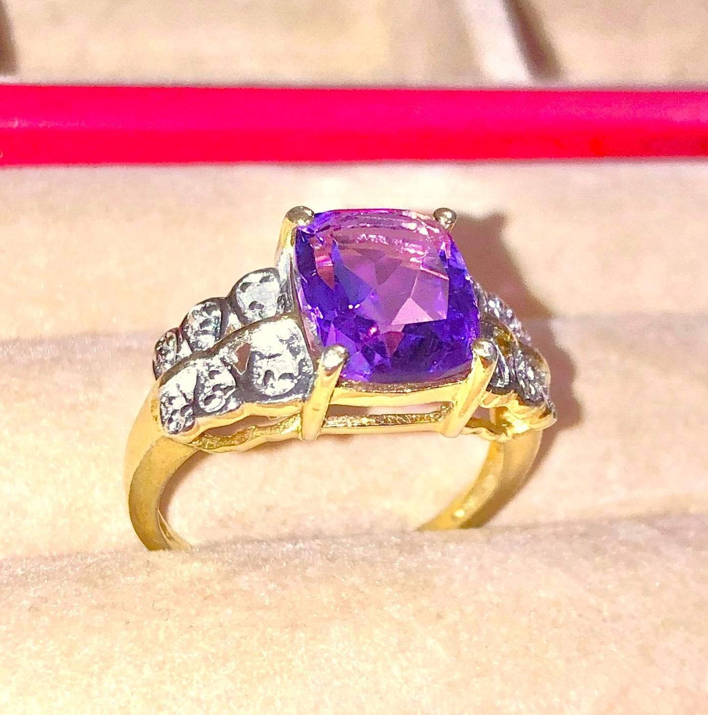 Anillo alargado de amatista de talla cojín chapado en oro con detalles de diamantes