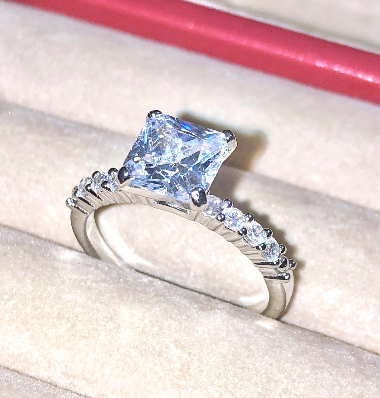 Anillo de compromiso de media eternidad con "diamante" de talla cojín