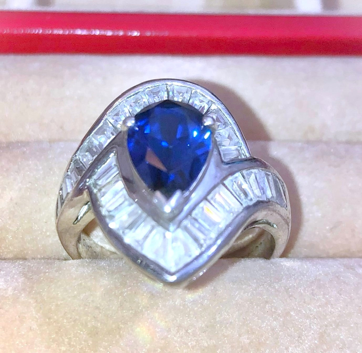 Anillo "Zafiro" de talla pera en "Diamante" de talla baguette