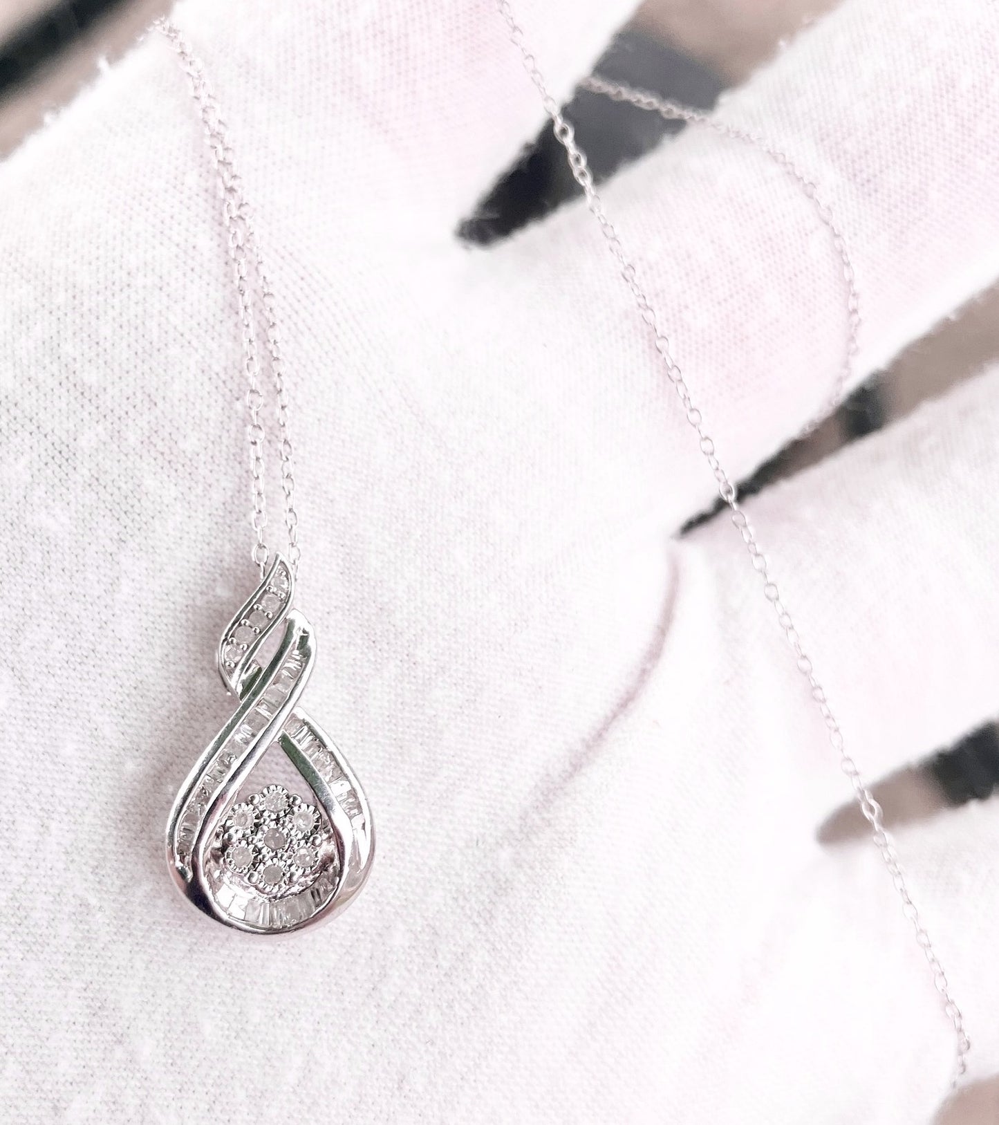 Diamond Clover Infinity Ribbon Necklace