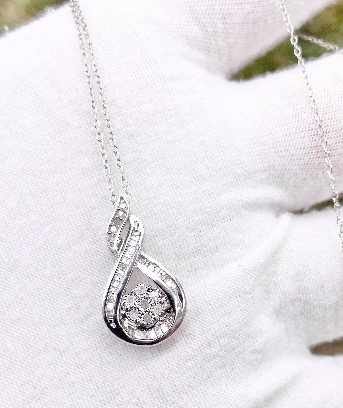Diamond Clover Infinity Ribbon Necklace