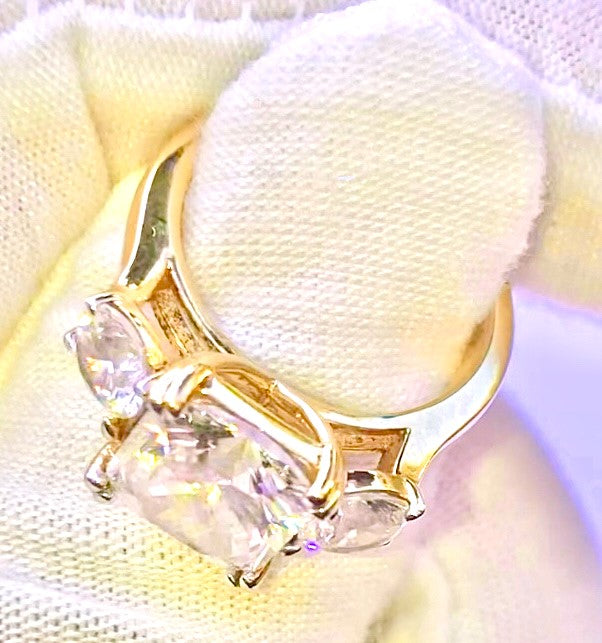 Anillo “Diamante” Talla Redonda y Cojín Chapado en Oro