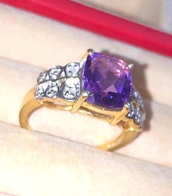 Anillo alargado de amatista de talla cojín chapado en oro con detalles de diamantes