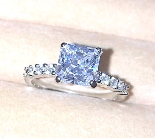 Anillo de compromiso de media eternidad con "diamante" de talla cojín