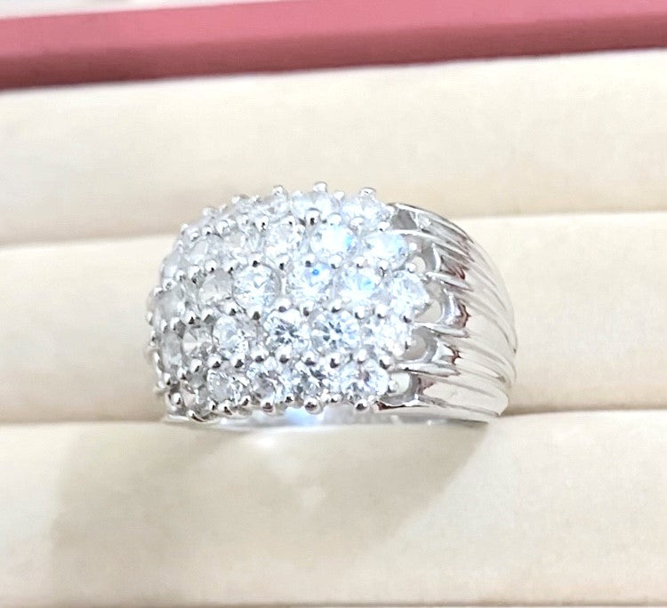 Anillo Pavé "Diamante" con Hileras Grabadas