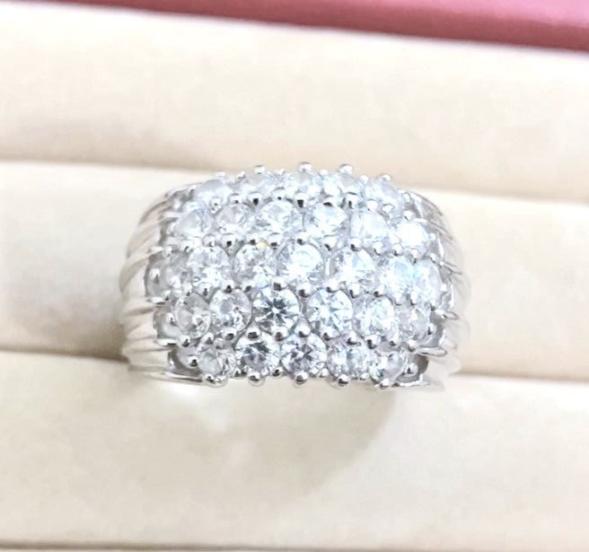 Anillo Pavé "Diamante" con Hileras Grabadas