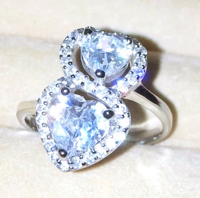 Anillo de halo de corazones de "diamante" entrelazados