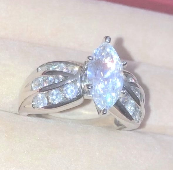 Marquesa "Diamante" en anillo de engaste de canal "Diamante" de conicidad invertida