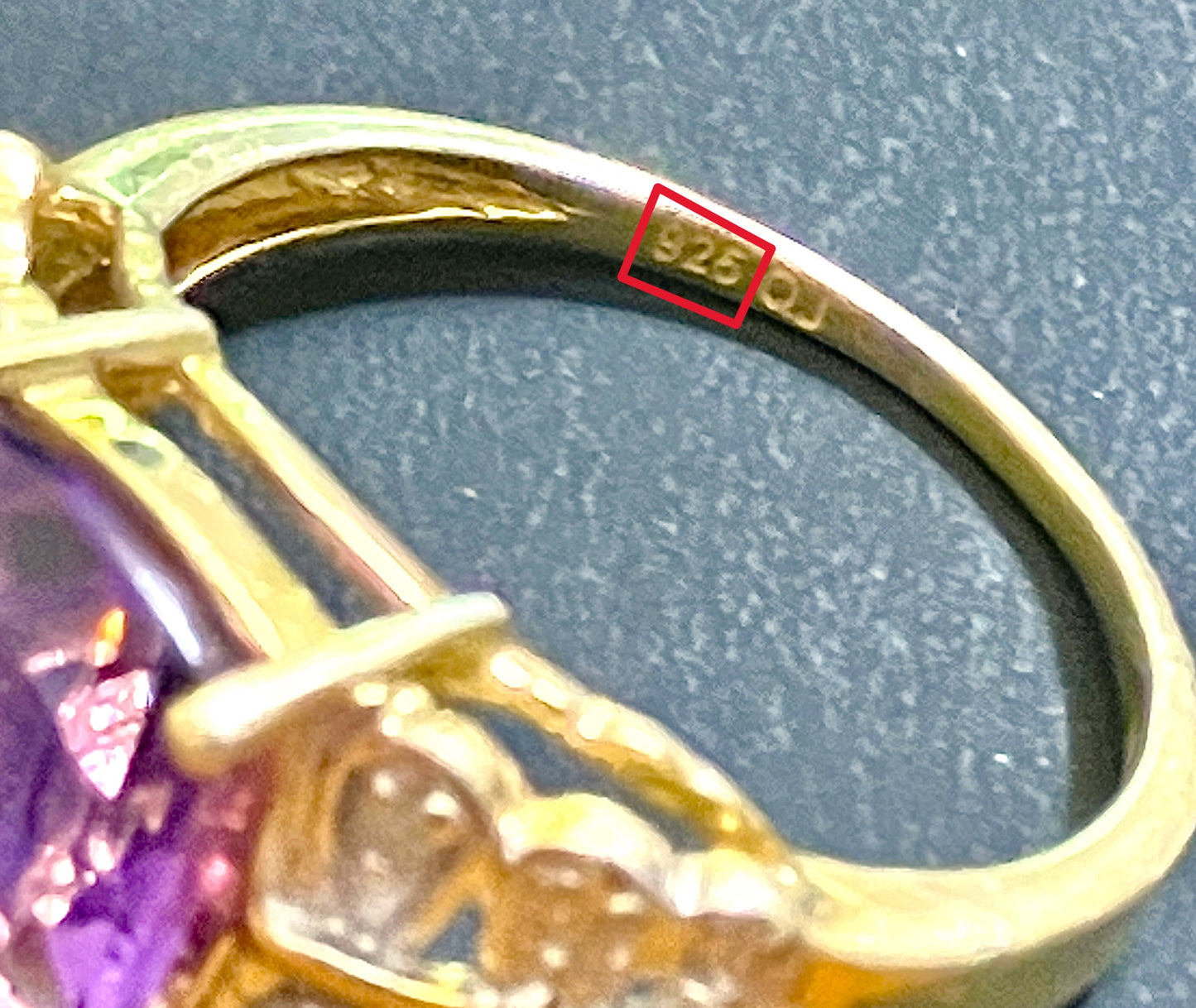 Anillo alargado de amatista de talla cojín chapado en oro con detalles de diamantes