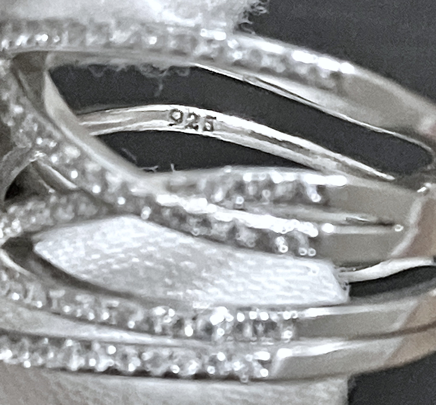 Anillo de "diamante" entrecruzado con conjunto de canales