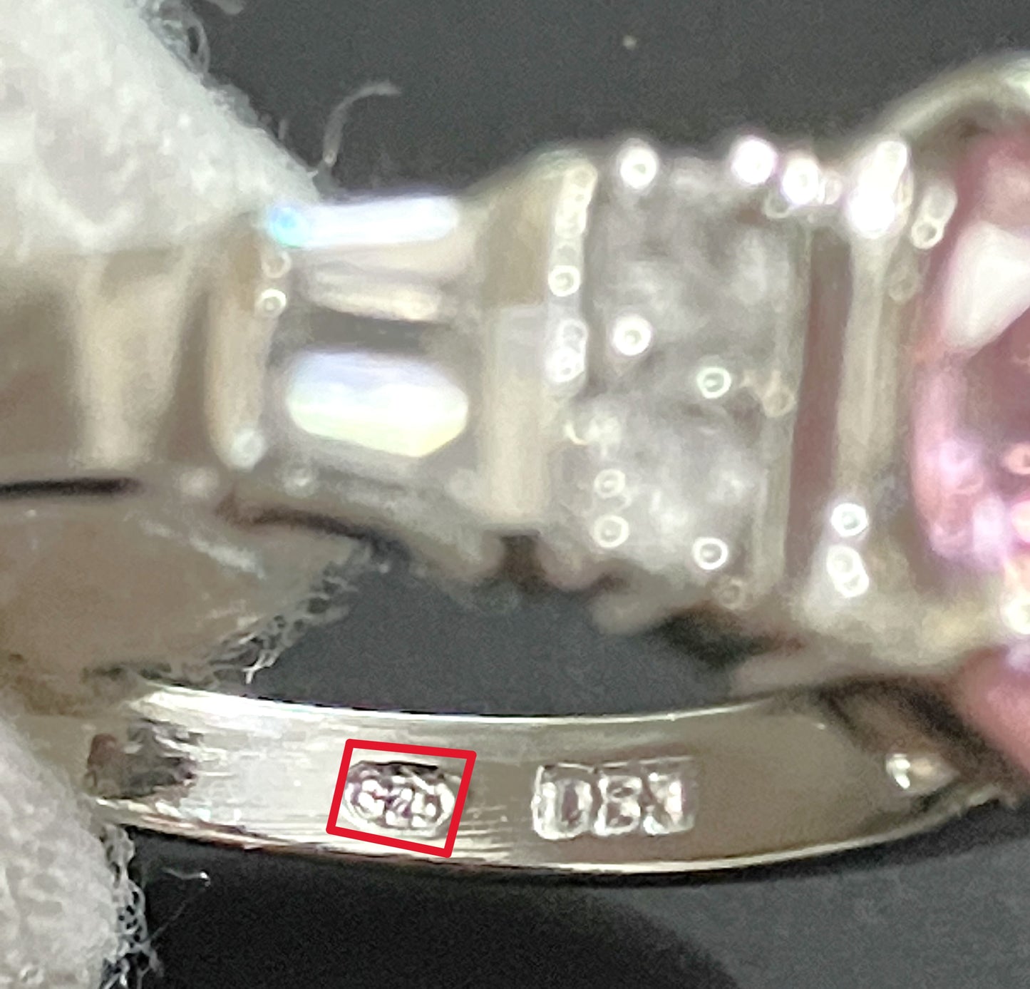 Juego de barra "Diamante" rosa redondo y anillo con detalles "Diamante" de talla baguette