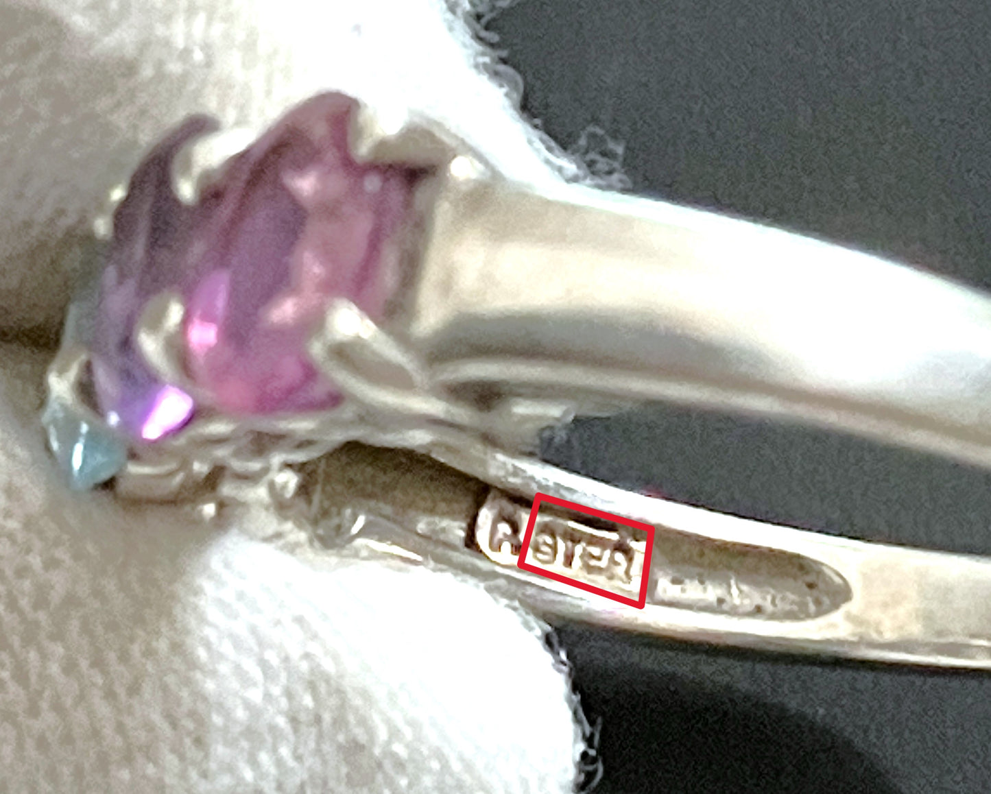 Anillo de granate rodolita, amatista, topacio azul, peridoto y citrino